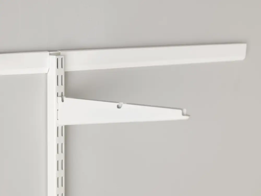 Konzole Click-in v bílé variantě (SKU 410310) řady Classic by Elfa v hloubce 32 cm.