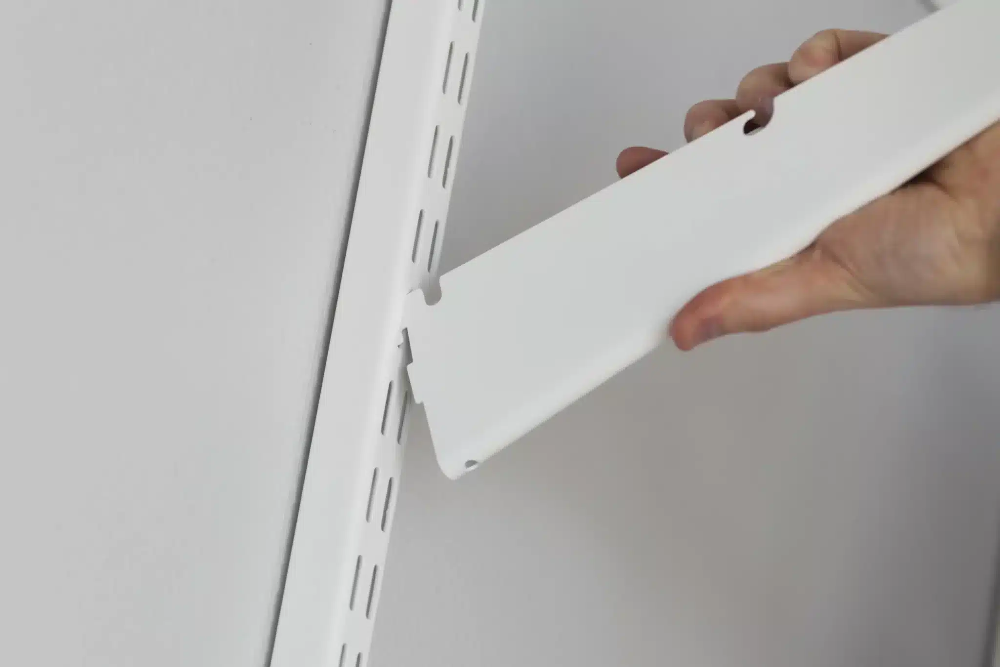 Konzole Click-in v bílé variantě (SKU 410310) řady Classic by Elfa v hloubce 32 cm.