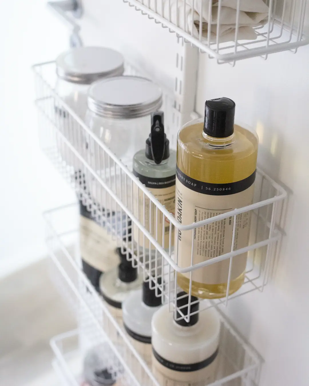 Košík drátěný (SKU 333010) velký Classic by Elfa v bílé variantě