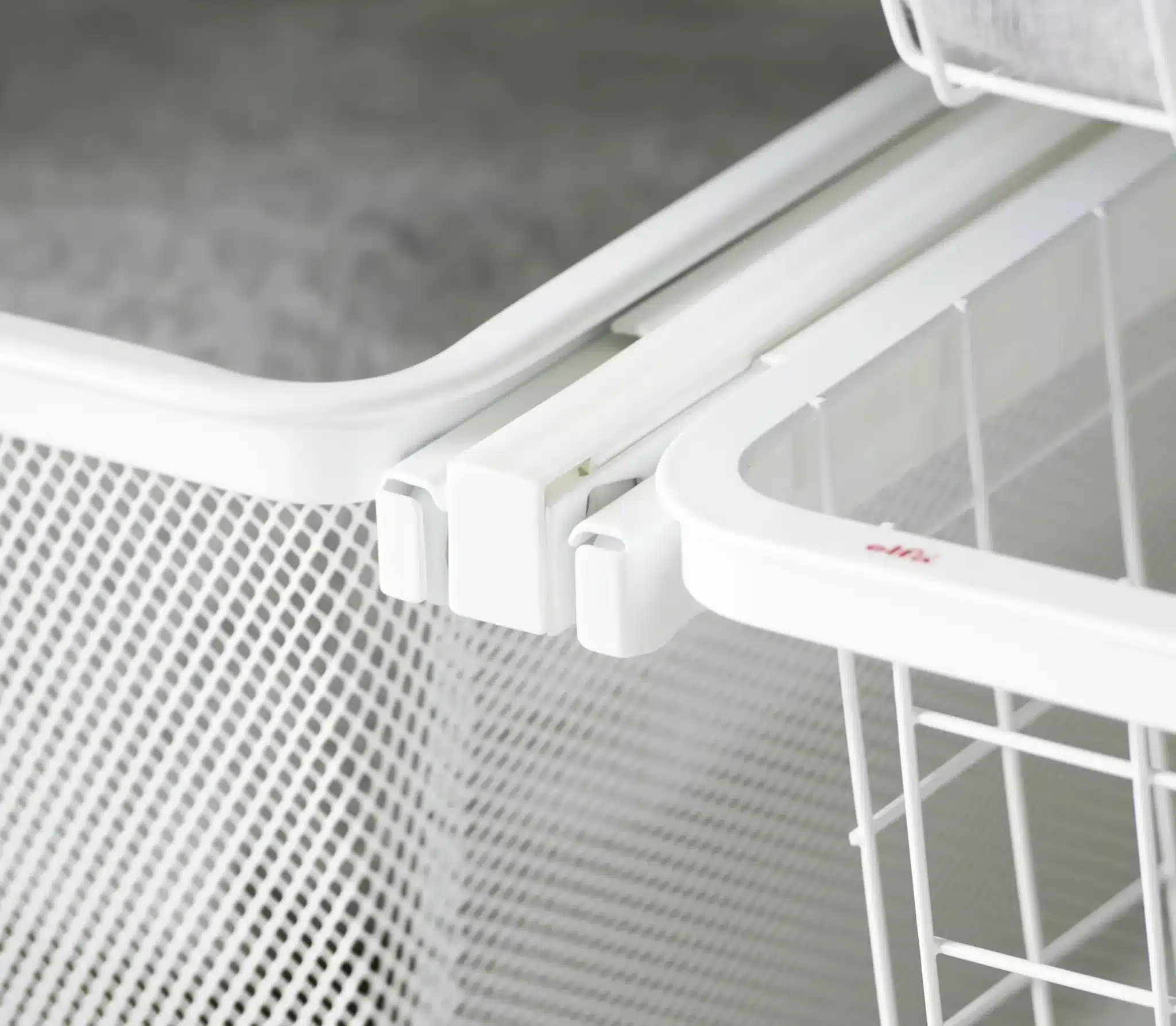 Krytka konzole středová Click-in (SKU 608010) Classic by Elfa v bílé variantě.