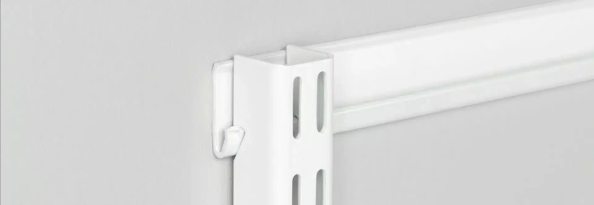 Vodící kolejnice (SKU 420210) Classic by Elfa v bílém provedení o šířce 641 mm včetně závěsné lišty