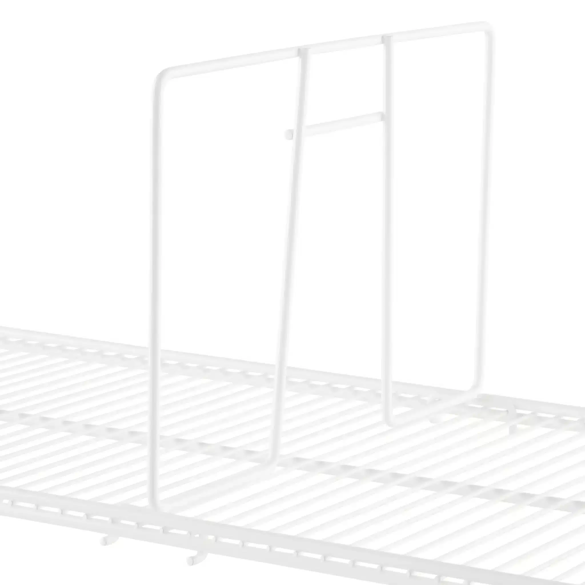 Vymezovač drátěných polic Classic by Elfa v bílé variantě (SKU 100162) v hloubce 30 cm