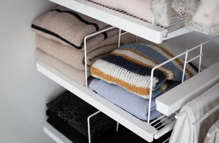 Vymezovač drátěných polic Classic by Elfa v bílé variantě (SKU 100162) v hloubce 30 cm