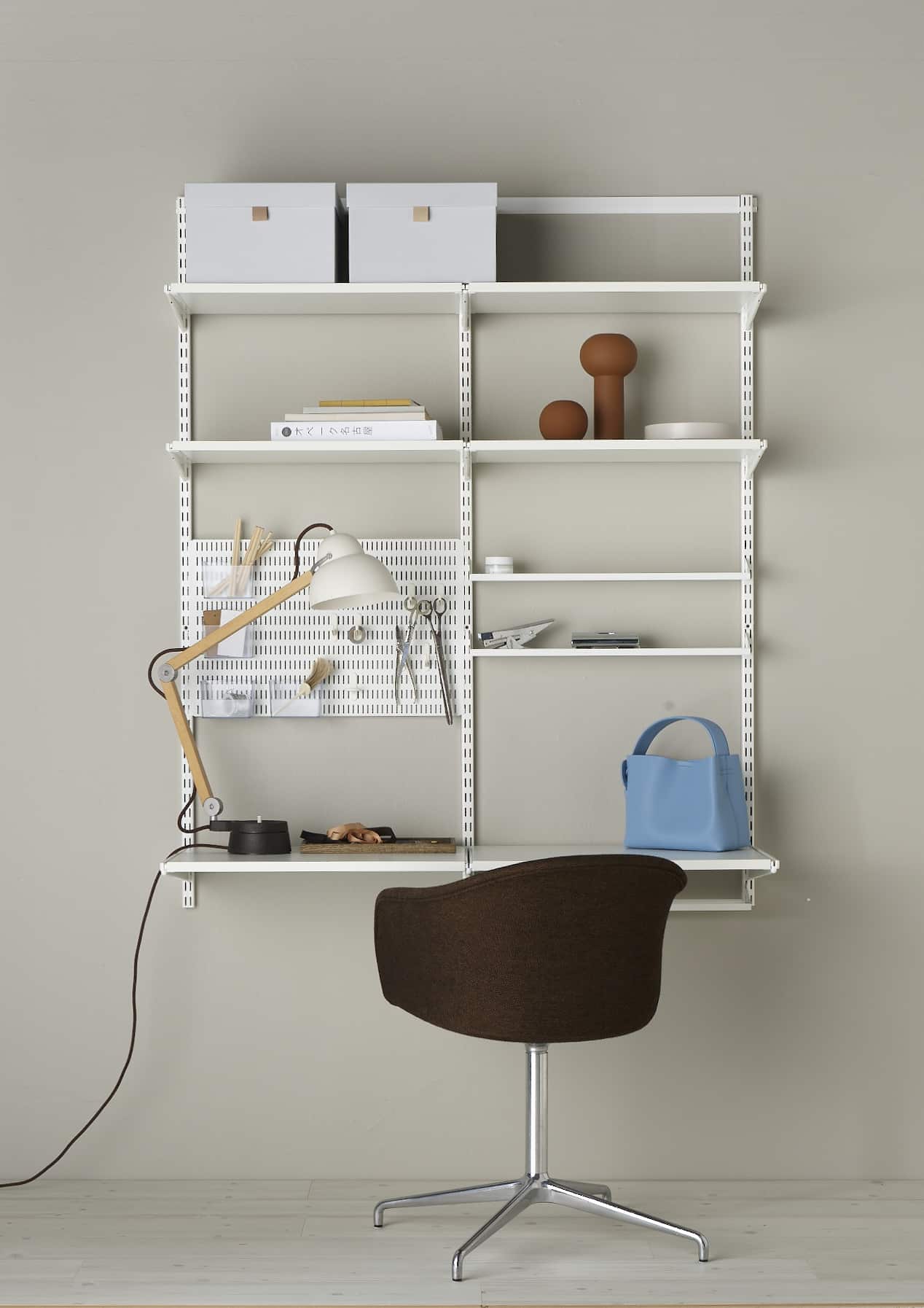 Hotové kancelářské řešení Classic by Elfa v bílé variantě - var. 2