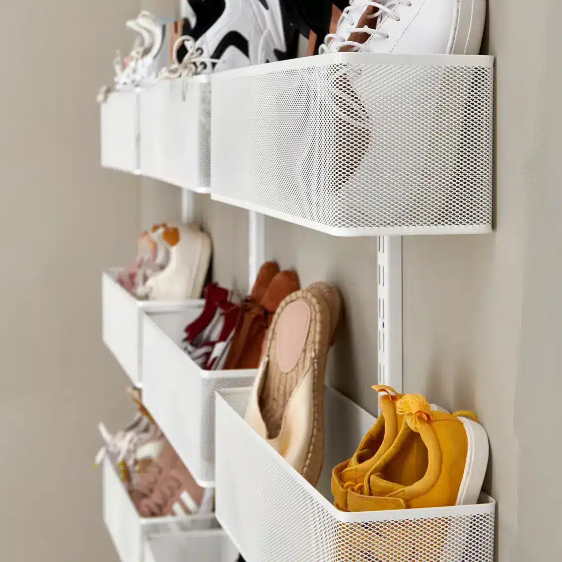 Košík perforovaný Classic by Elfa velký (SKU 333090) v bílé variantě