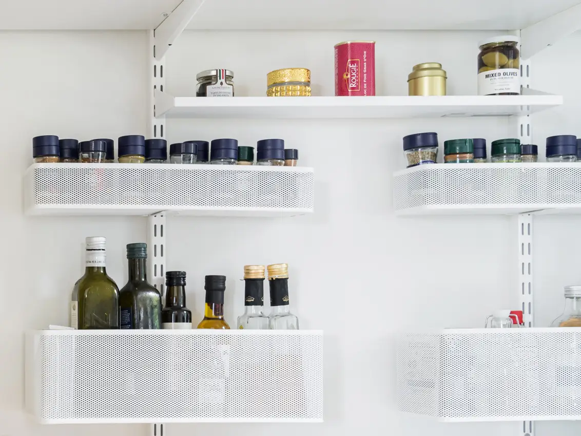 Košík perforovaný Classic by Elfa velký (SKU 333090) v bílé variantě