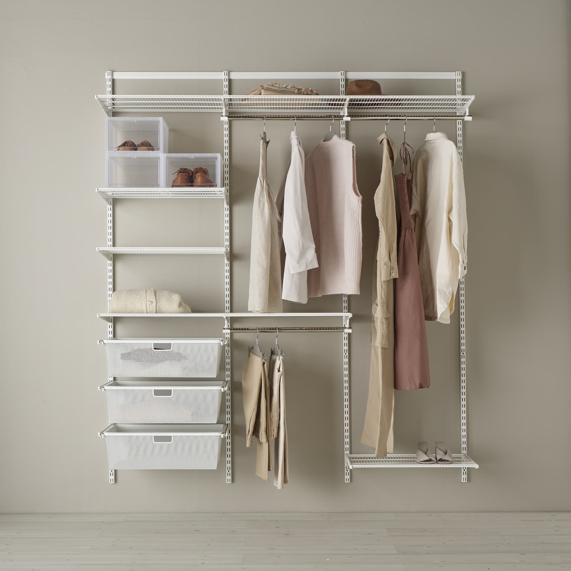 Hotové šatní řešení Classic by Elfa v bílé variantě - var. 8