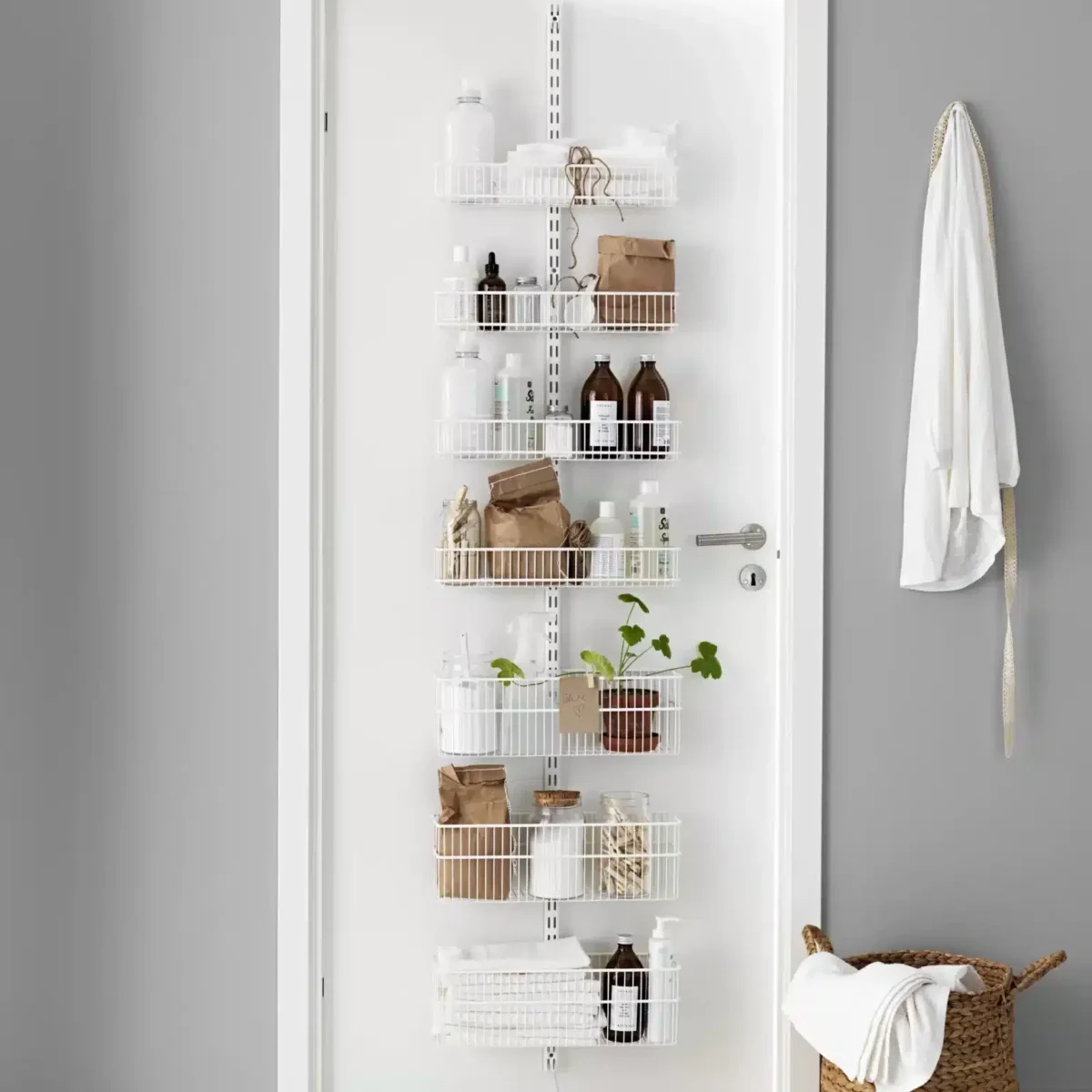 Hotové úložné řešení na dveře Classic by Elfa v bílé variantě