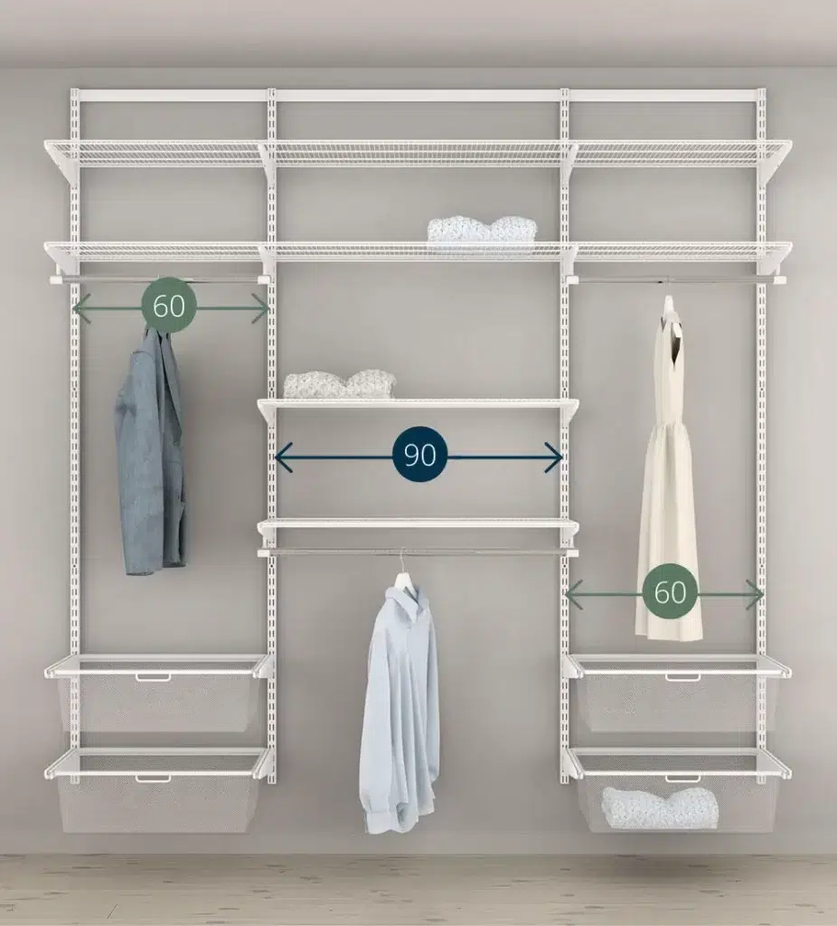 Úložná sestava řady Classic by Elfa v rámci 60 a 90 cm modulového řešení.