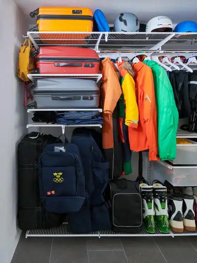 Úložné řešení pro cestovní kufry a sportovní tašky v rámci řady Classic by Elfa.