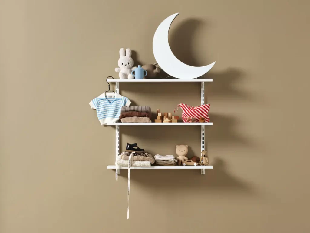 Vytvořte místo pro ty nejhezčí a nejoriginálnější hračky v dětském pokoji. Sada policového nástěnného systému s třemi lamino policemi, které snadno připevníte na stěnu.