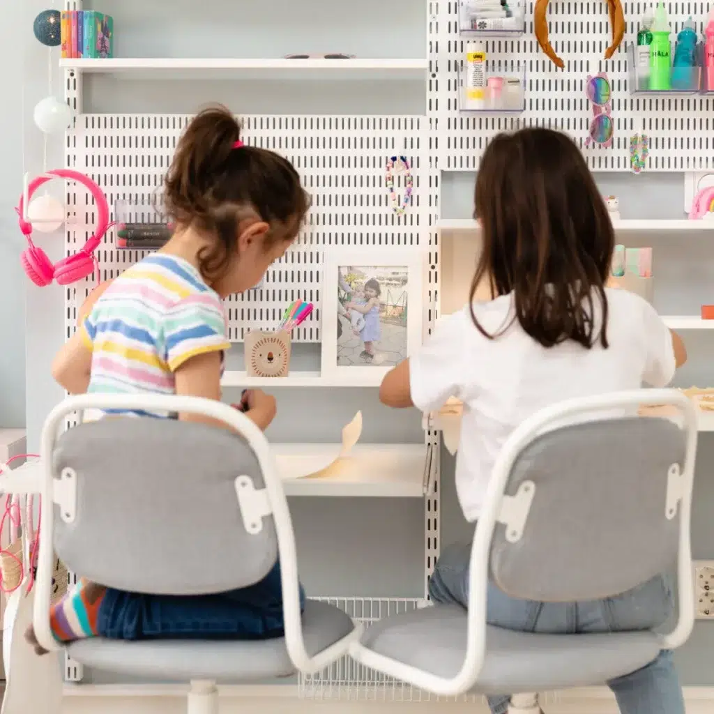 Dětský pokoj vybavený úložným systémem řady Classic by Elfa.