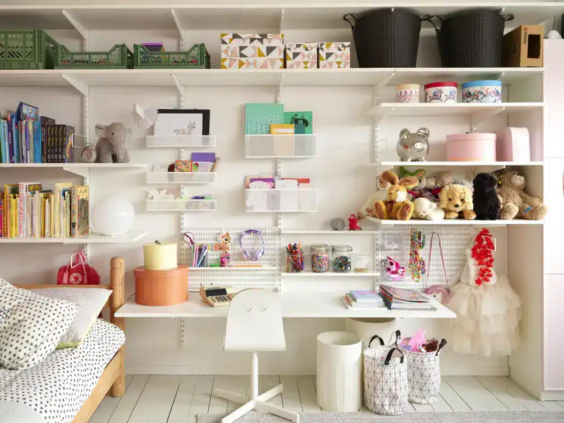 Úložná stěna do dětského pokoje sestavená v rámci řady Classic by Elfa.