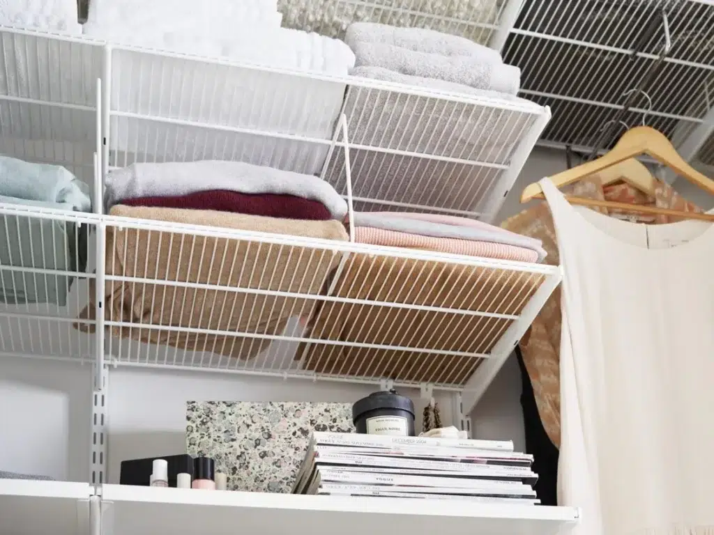 Úložná sestava řady Classic by Elfa doplněná o drátěné police.