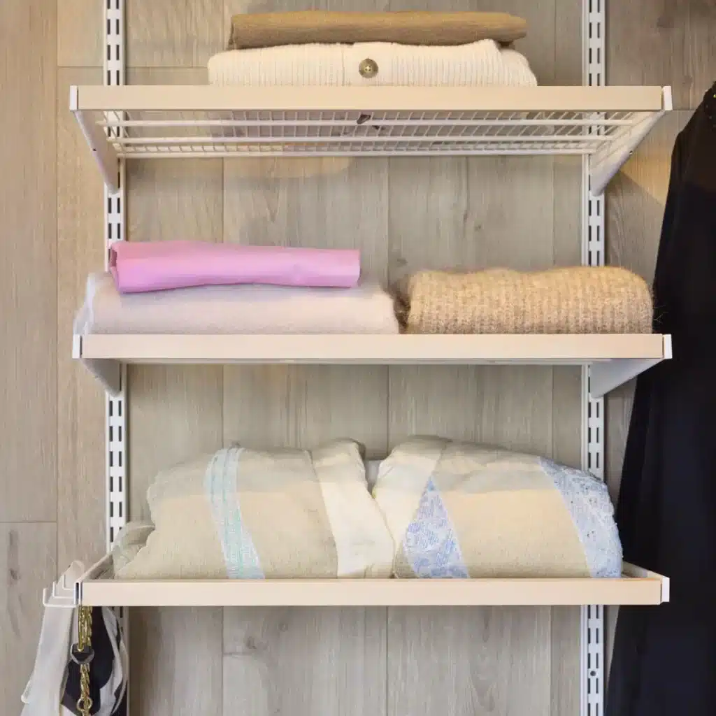 Drátěné police řady Décor+ doplněné o dekorativní lišty.