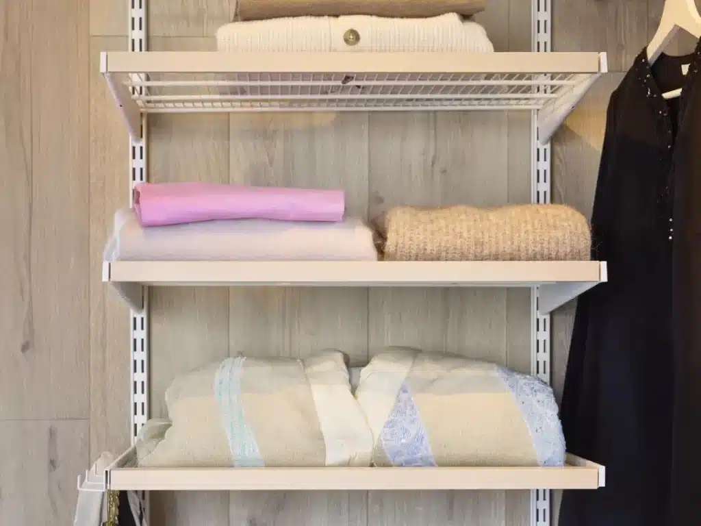 Drátěné police řady Décor+ doplněné o dekorativní lišty v barevné variantě přírodní bříza.