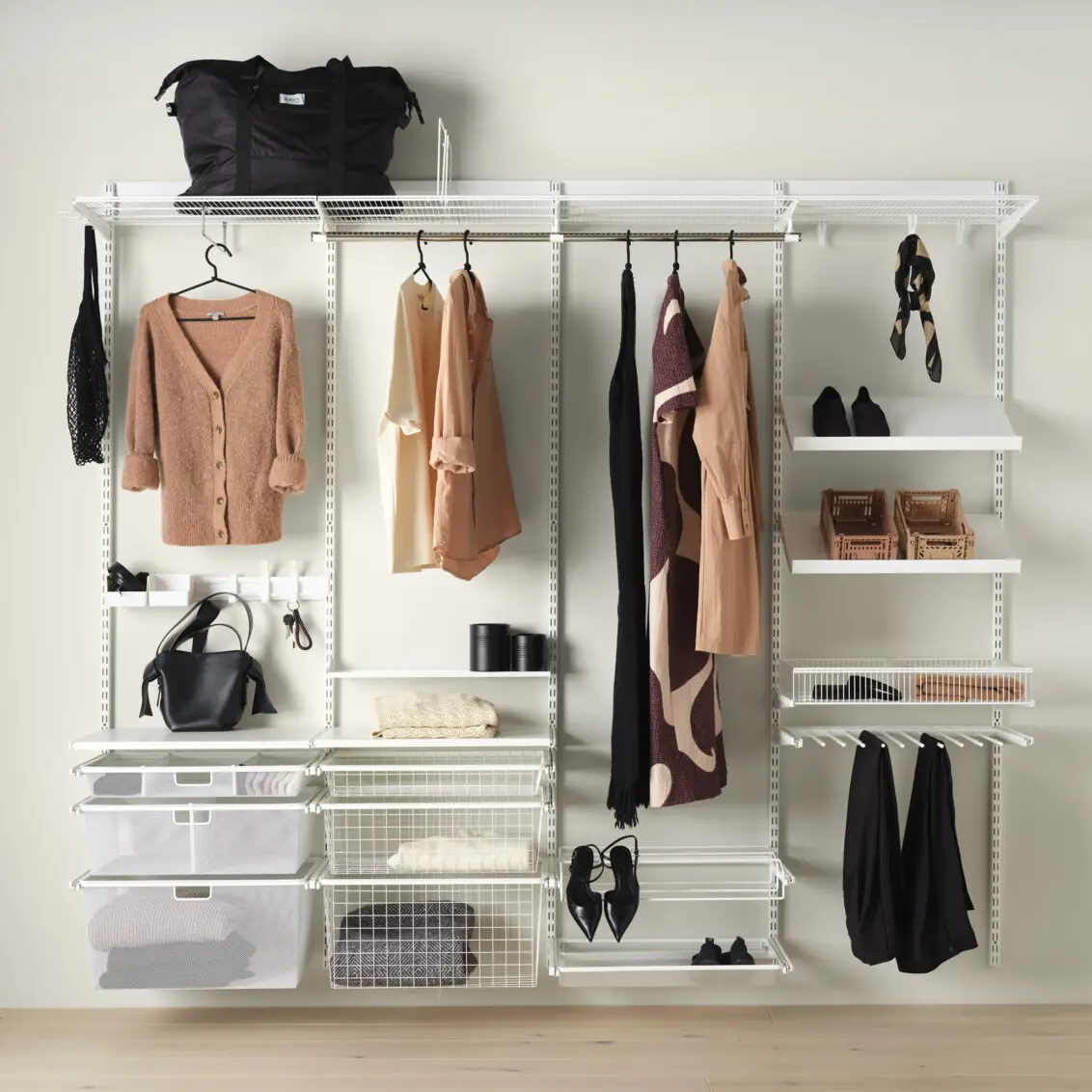 Úložná sestava řady Classic by Elfa vhodná pro uložení oblečení či obuvi.