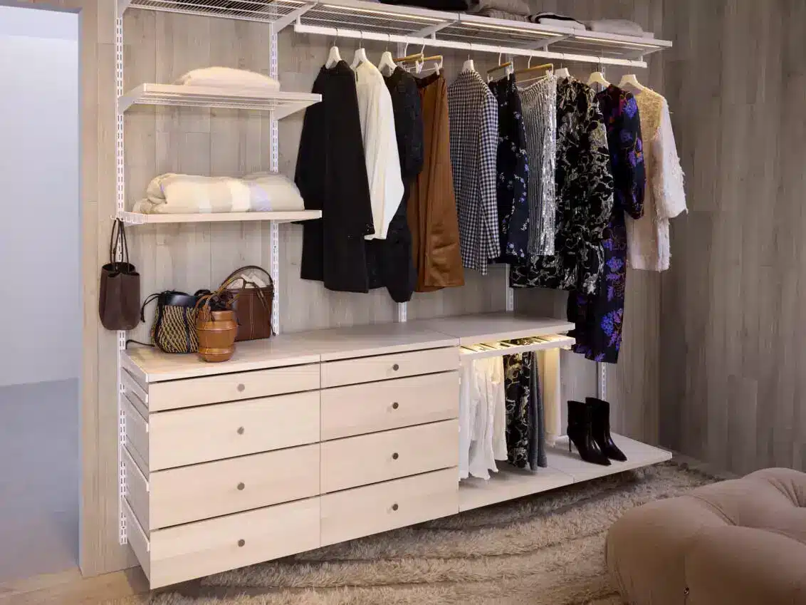 Šatní sestava ideální jako otevřená šatna a úložný prostor na oblečení v rámci řady Décor+.