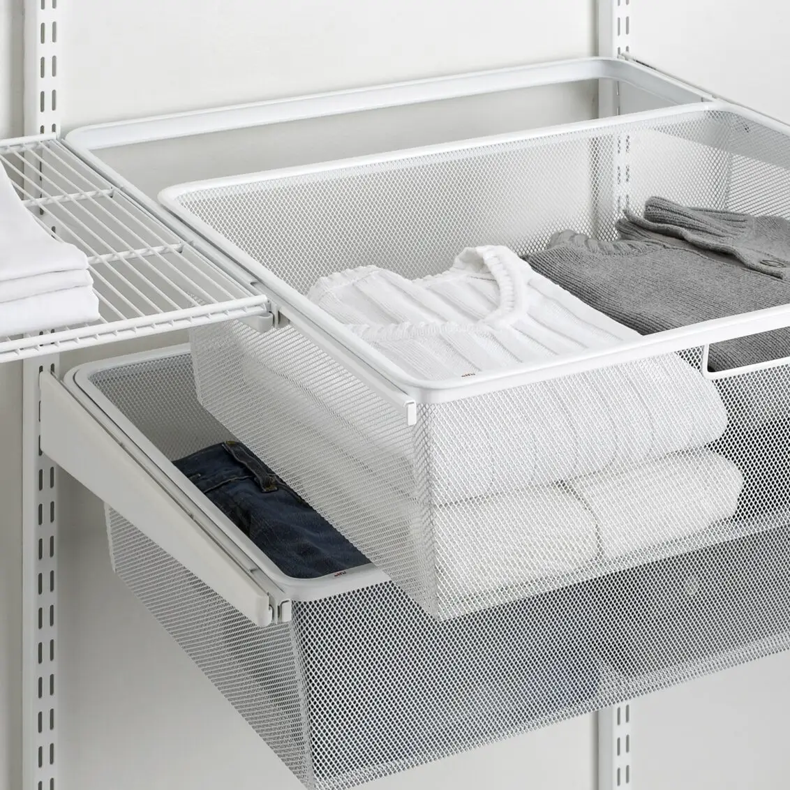 Výsuvný perforovaný koš řady Classic by Elfa.