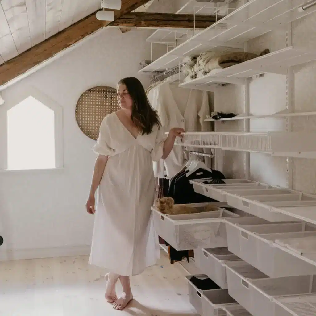 Podkrovní šatní sestava v rámci řady Classic by Elfa.