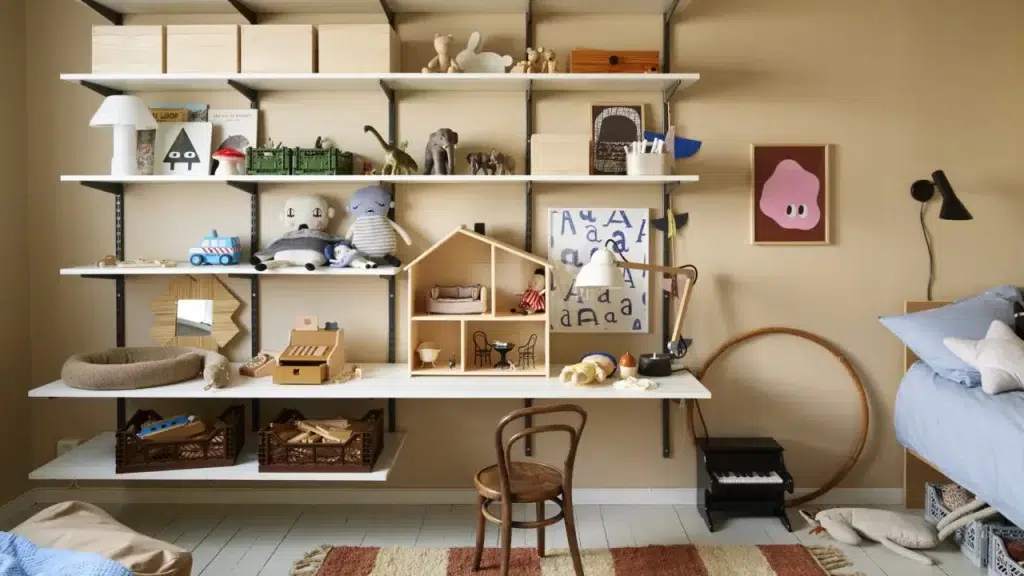 S policovým systémem Sparring můžete vytvořit funkční úložný prostor v dětském pokoji, který zároveň dodá hravý nádech.