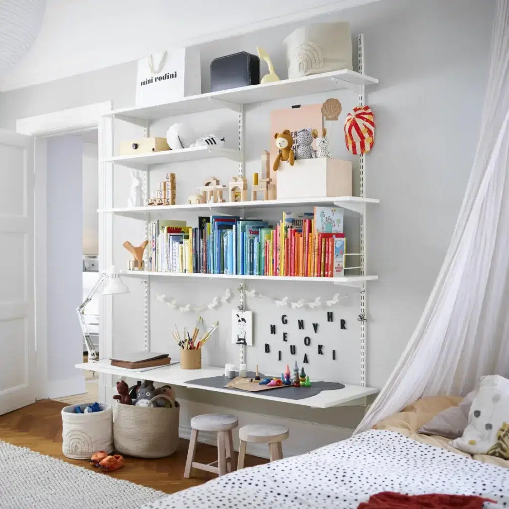 Policový systém Sparring do ložnice.