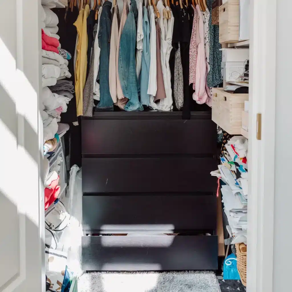 Šatník ve stavu PŘED a PO.