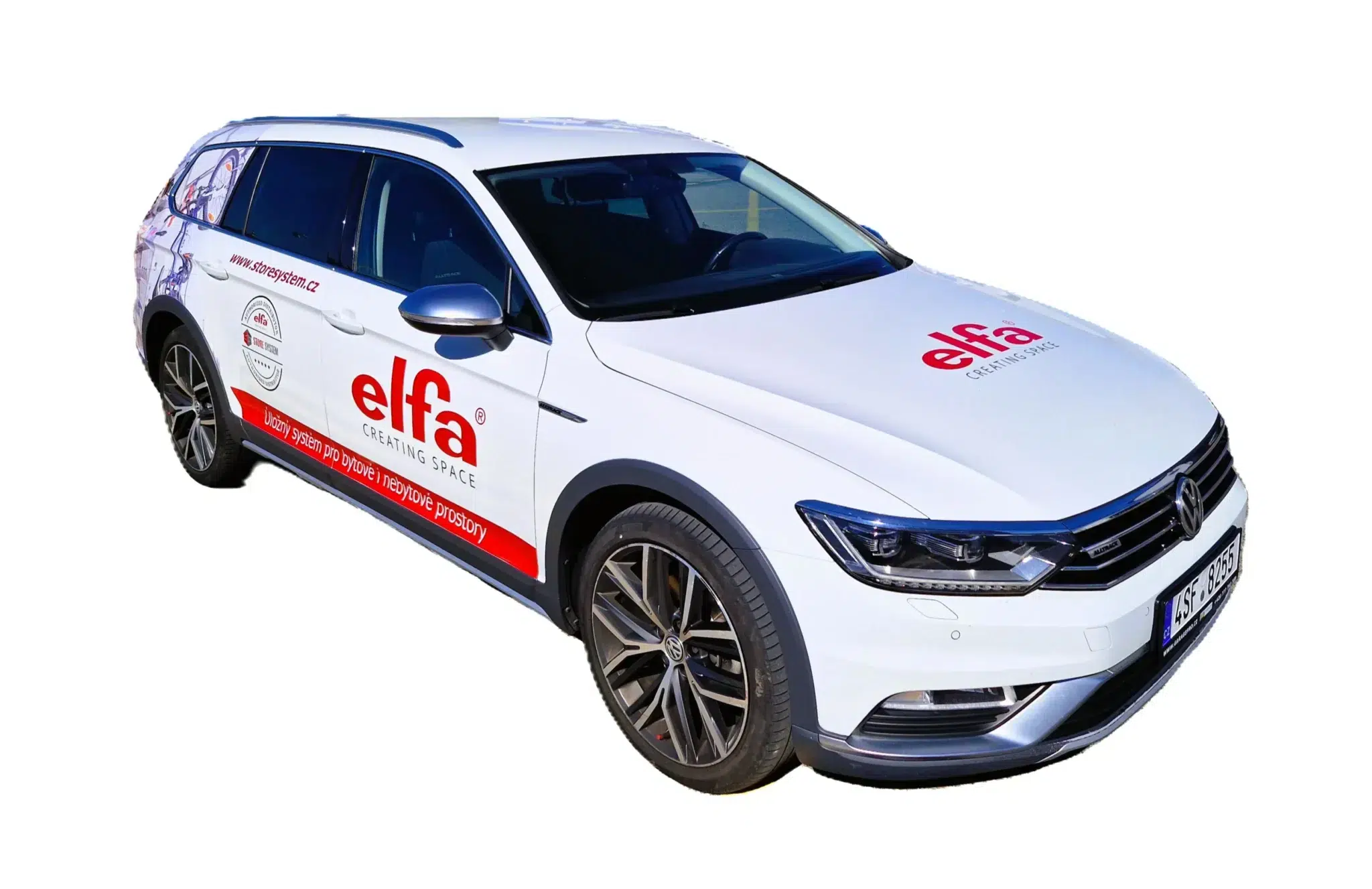 Služební automobil Volkswagen Passat s polepem firmy a logy Elfa.