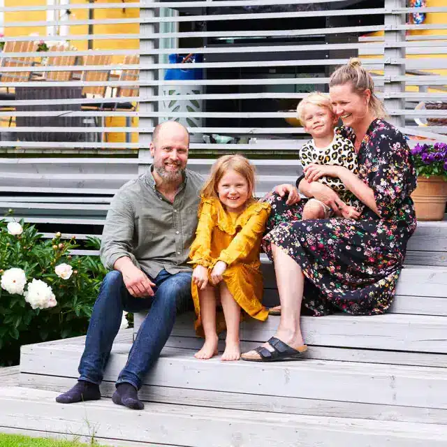 Spokojená čtyřčlenná rodinka.