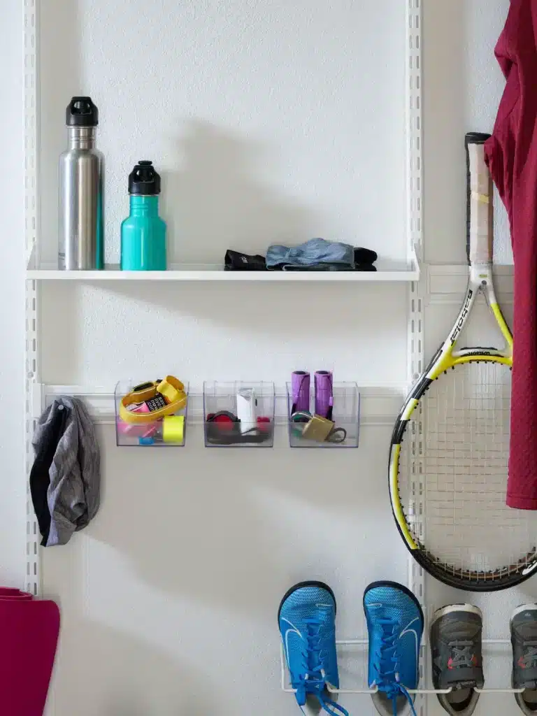 Úložné řešení pro sport v rámci řady Classic by Elfa.