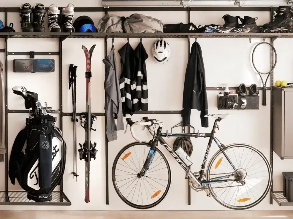 Úložný systém Garage+ v matné šedé variantě pro sport (kola, lyže, golf).