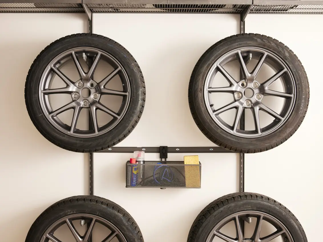 Úložné závěsné řešení pro kompletní sadu disků vč. pneumatik v rámci řady Garage+.