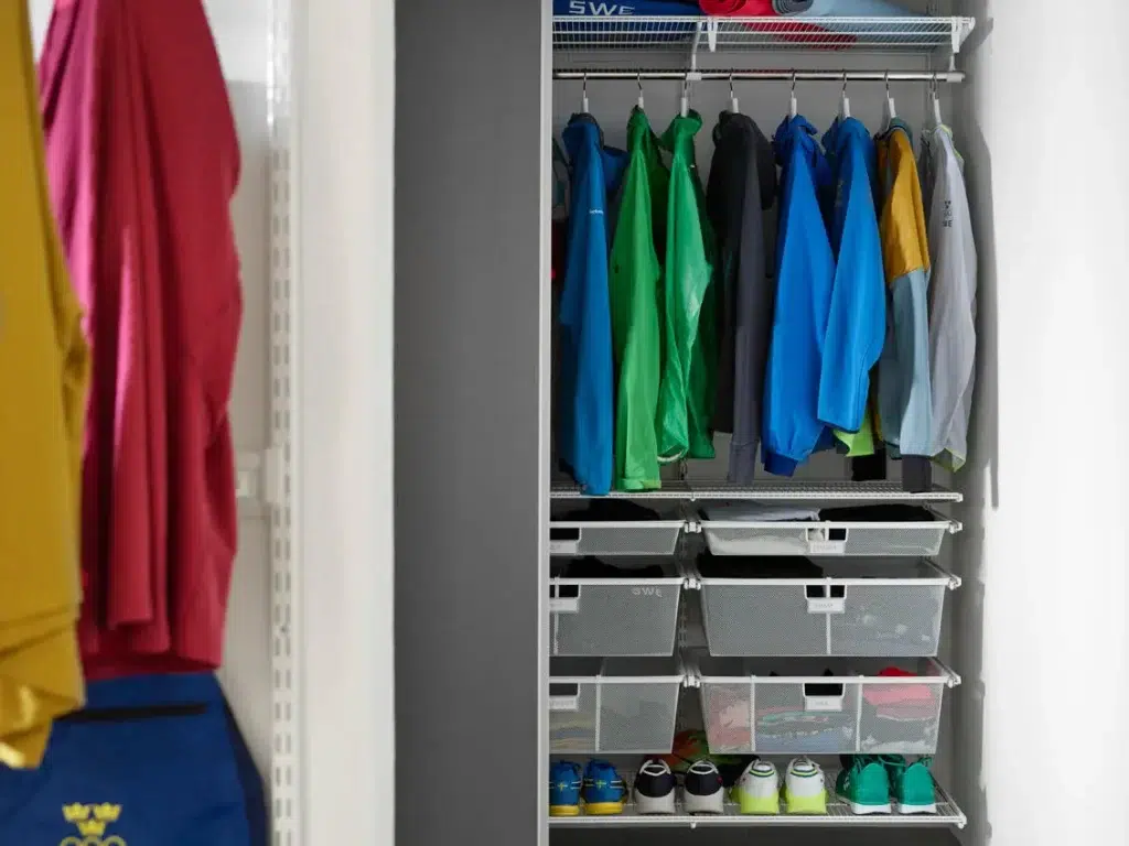 Úložné řešení pro sportovní oblečení v rámci řady Classic by Elfa.