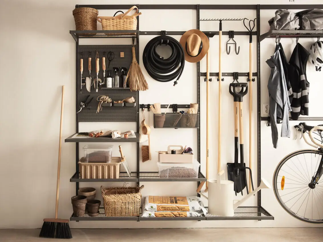 Úložné řešení pro zavěšení zahradního nářadí v rámci řady Garage+.