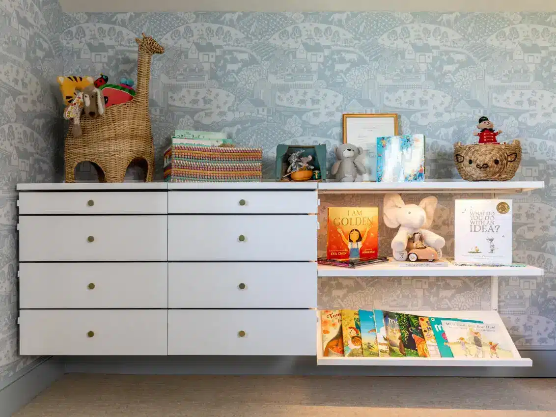 Úložná komoda ve správné výšce, napomáhá dětem mít snazší přístup k jejich věcem.