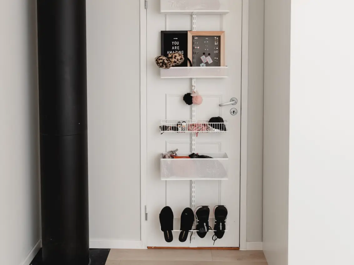 Úložný prostor na dveřích pro více místa – zavěste úložné řešení na dveře a získejte tak další úložný prostor v pokoji.
