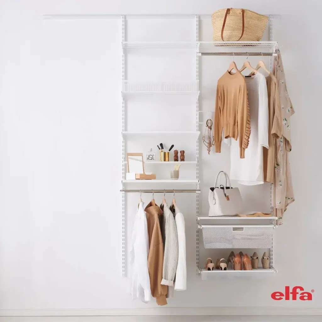 Úložné řešení (sestava) v rámci řady Classic by Elfa do předsíně či šatny.