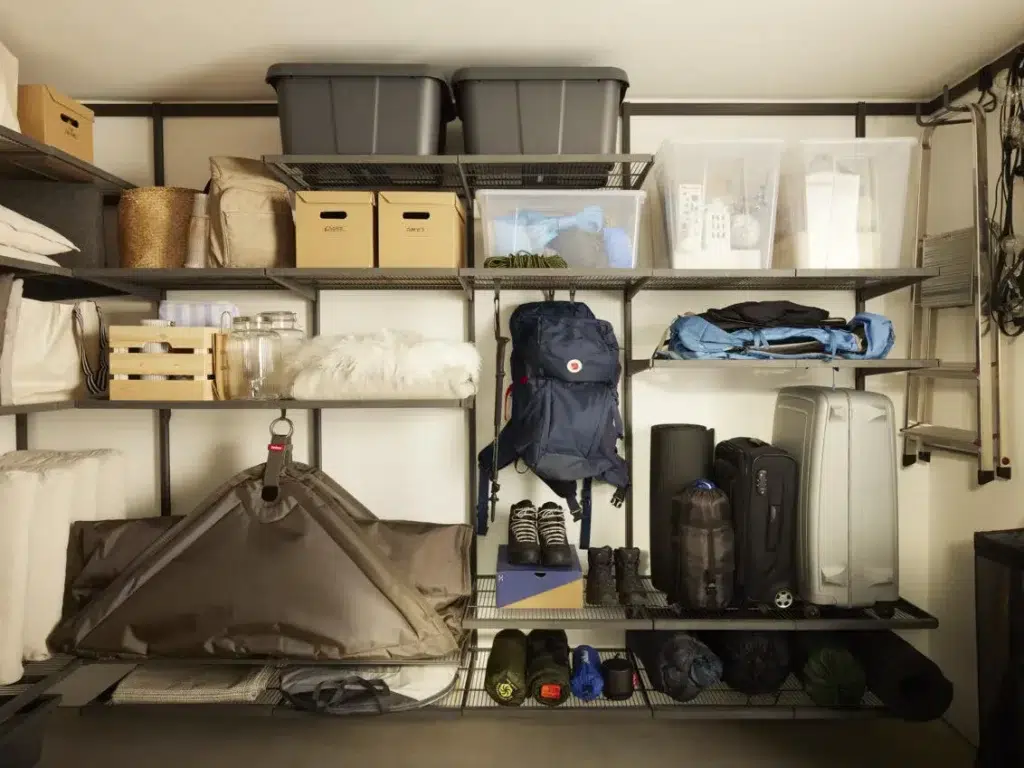 Drátěné police s prostorem pro všechny Vaše věci Od spacáků a karimatek až po kufry či tašky – ať ukládáte cokoli, vždy najdete vhodné místo.