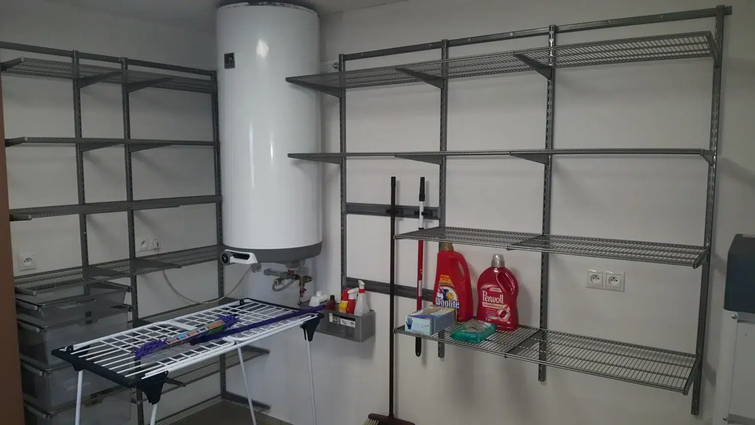 Řešení technické místnosti úložným systémem Elfa v rámci řady Classic by Elfa.
