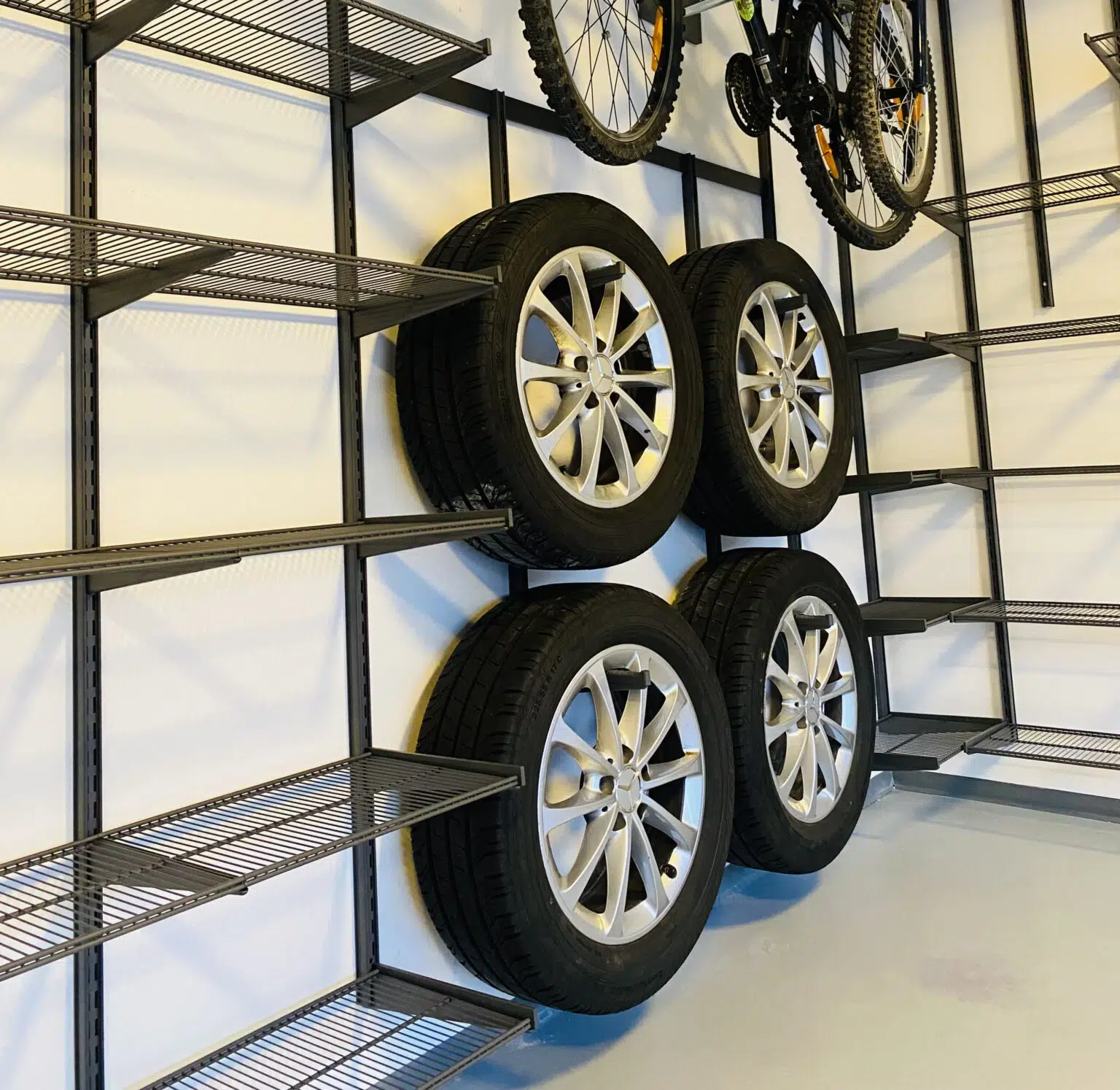 Řešení uložení sady disků s pneumatikami úložným systémem Elfa v rámci řady Garage+.