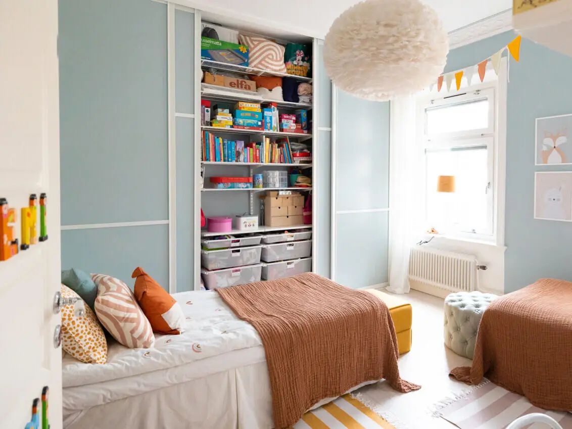 Vestavěné šatní řešení do dětského pokoje v rámci řady Classic by Elfa.