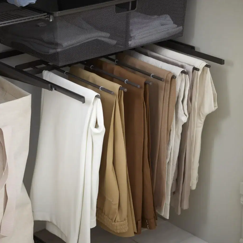 Výsuv na kalhoty řady Classic by Elfa, který pojme až 10 párů.