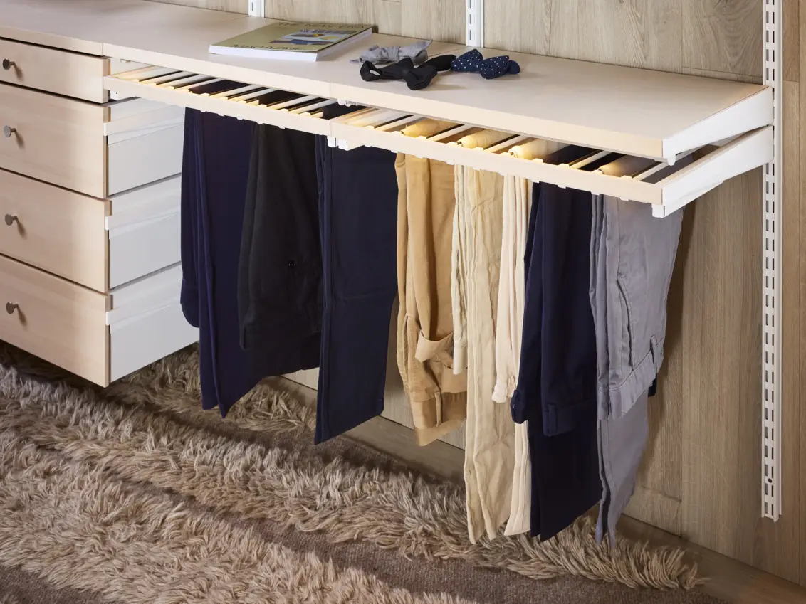 Výsuvný věšák na kalhoty s dekorativní lištou řady Décor+.