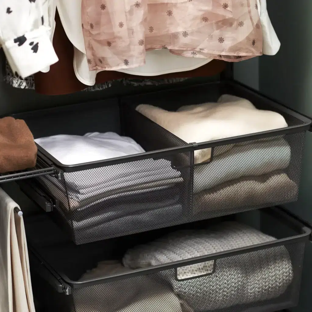 Výsuvné grafitové perforované koše řady Classic by Elfa doplněné o vymezovače.