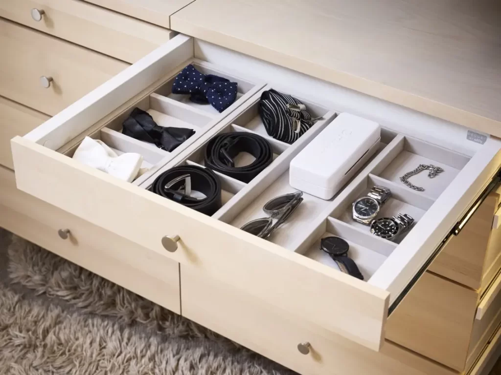 Výsuvný dřevěný šuplík Décor+ doplněný o semišový organizér na šperky.