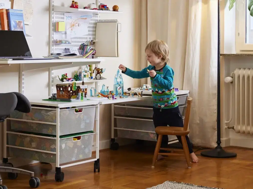 Zásuvkový systém na kolečkách je ideálním řešením pro uložení všech hraček Vašich dětí.