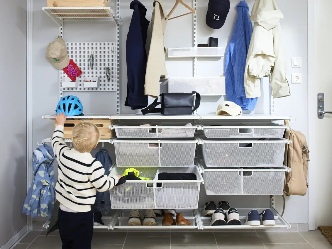 Chytré úložné řešení do předsíně pro rodiny s dětmi v rámci řady Classic by Elfa.