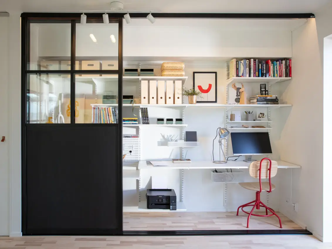 Domácí (hobby) kancelář zakomponovaná do vestavěné skříně.