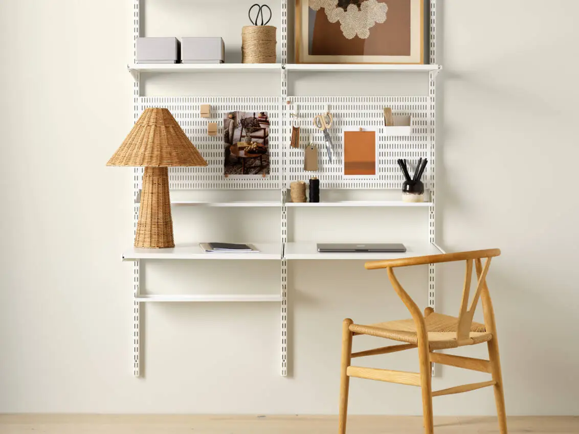 Domácí kancelář Classic by Elfa zavěšená na stěně.