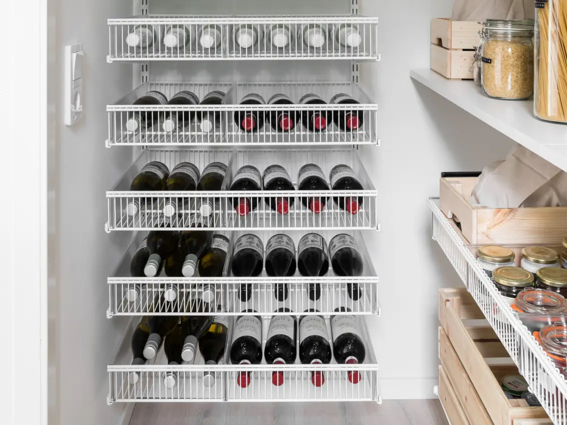 Domácí vinárna ve spíži v rámci řady Classic by Elfa.